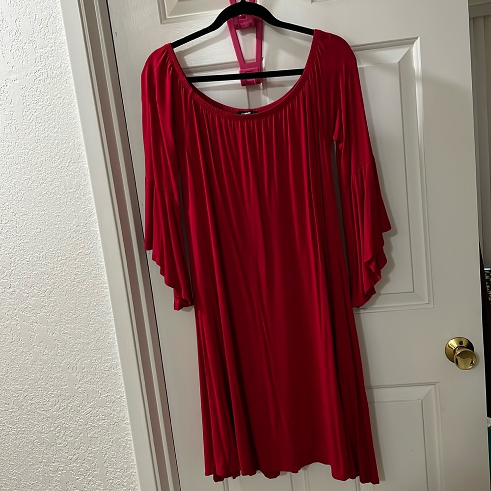 Red dress EUC can be worn off shoulder. Above knee. Be the Lady in Red!